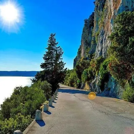 Laurel With Stunning View Split