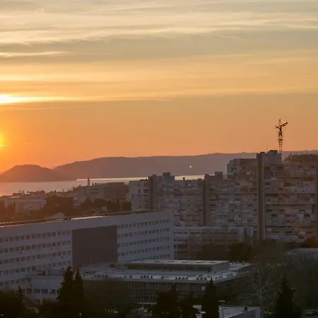 Laurel With Stunning View *