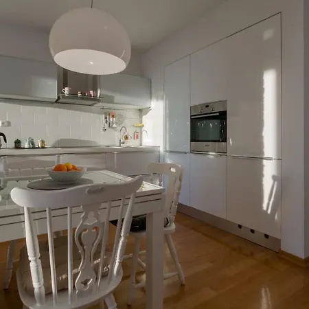 Laurel With Stunning View *