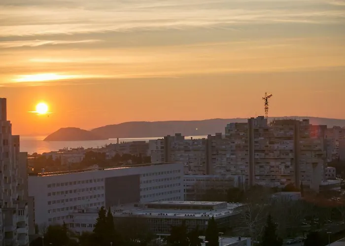 Laurel With Stunning View *